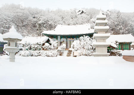 Tempio buddista ricoperta di neve spessa in Corea del Sud Foto Stock