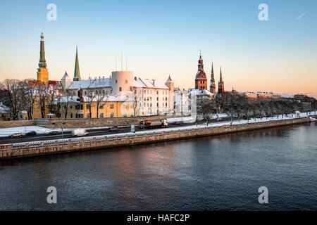 Panorama del centro storico di Riga in serata. Vista d'inverno. Foto Stock