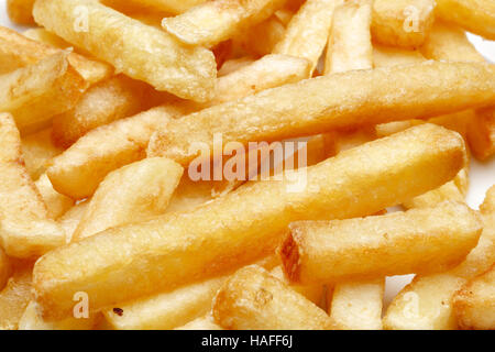 Un mucchio di appetitosi patatine fritte su uno sfondo bianco. Foto Stock