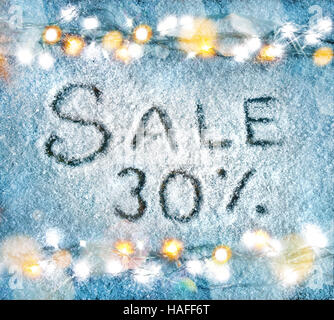 La vendita di 30 percento di sconto. Natale sfondo innevato con una ghirlanda. Vista dall'alto. Buon Natale e Felice Anno Nuovo sconto!! Foto Stock