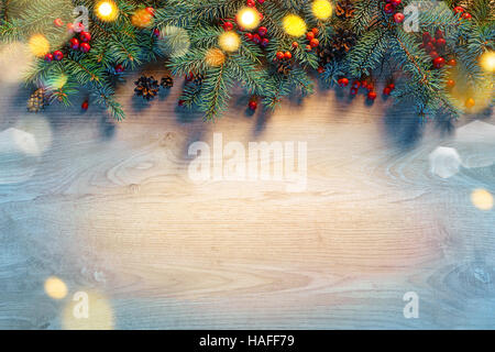 Natale abete con luci su sfondo di legno. Buon Natale e Felice Anno Nuovo!! Vista dall'alto. Foto Stock