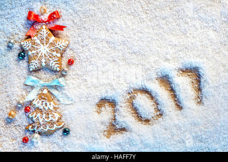 Biscotti di Natale su sfondo innevato con iscrizione 2017. Buon Natale e Felice Anno Nuovo!! Vista dall'alto. Foto Stock