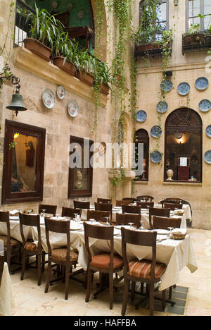 Il cortile della casa di Sissi, un storied hotel bruciata durante il siriano guerra civile di Aleppo nel 2012 Foto Stock