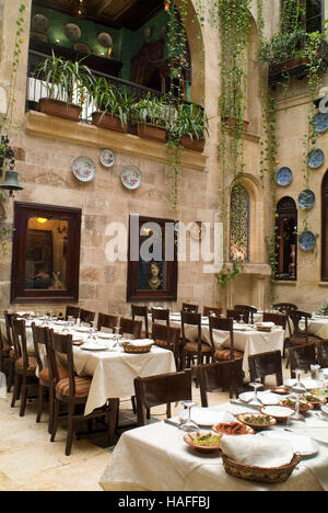 Il cortile a Sissi House, a storied hotel bruciata durante il siriano guerra civile di Aleppo nel 2012 Foto Stock