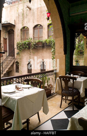 Le tabelle sul balcone della casa di Sissi, un storied hotel bruciata durante il siriano guerra civile di Aleppo nel 2012 Foto Stock