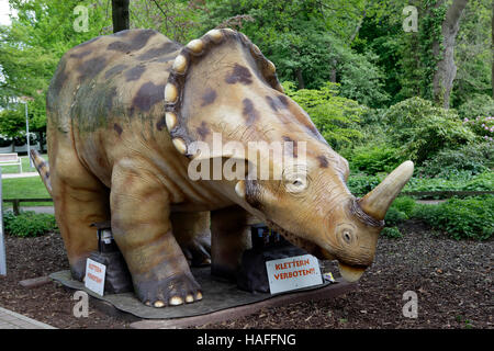 Modello di un dinosauro in Steinhude, Bassa Sassonia, Germania. Foto Stock