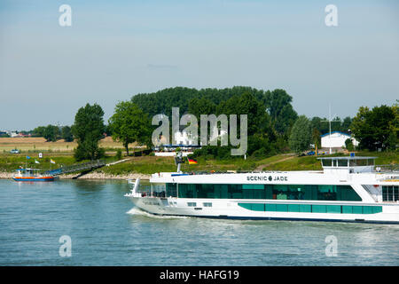 Deutschland, Monheim am Rhein, Blick über den Rhein zur Gaststätte 'An der Piwipp' Foto Stock