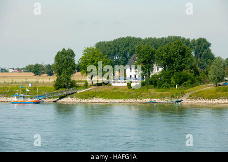 Deutschland, Monheim am Rhein, Blick über den Rhein zur Gaststätte 'An der Piwipp' Foto Stock