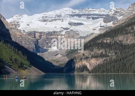 Il paesaggio del Lago Louise e le montagne in Alberta, Canada Foto Stock