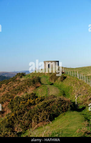 Torre conosciuta come 'Billy Wynt' sulla parte superiore della Y Graig hill, Llantrisant, Ipswich, nel Galles del Sud. Foto Stock