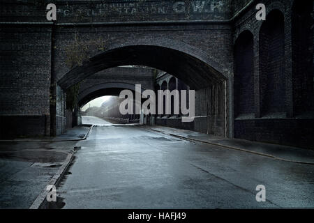 Edwardian/ Victorian Industrial Street scena, viadotto e ponte, strade bagnate dopo la pioggia, scena di strada per sfondo. Viadotto di Birmingham Foto Stock