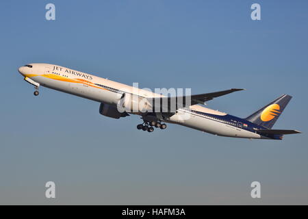 Jet Airways Boeing 777-35RER VT-JEH tenendo fuori all'aeroporto di Heathrow di Londra, Regno Unito Foto Stock