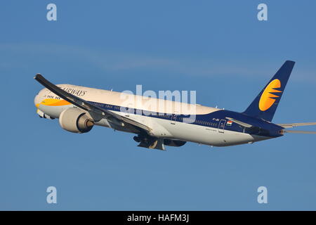 Jet Airways Boeing 777-35RER VT-JEH tenendo fuori all'aeroporto di Heathrow di Londra, Regno Unito Foto Stock