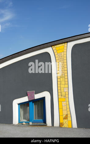 Particolare della facciata e tilework presso il Rogner Spa Termale e hotel, disegnato da Friedensreich Hundertwasser di Bad Blumau Foto Stock