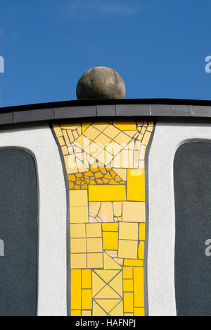 Particolare della facciata e tilework presso il Rogner Spa Termale e hotel, disegnato da Friedensreich Hundertwasser di Bad Blumau Foto Stock