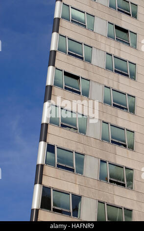 Schild moderno, protezione, allegato al gasometro B edificio in Simmering, Vienna, Austria, Europa Foto Stock