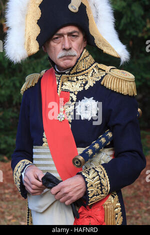 Un maresciallo napoleonico dell'Impero nei giardini del Chateau de Malmaison vicino a Parigi, Francia Foto Stock