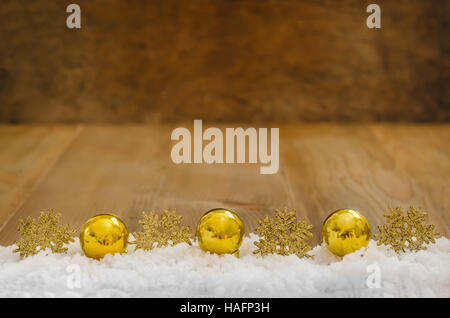 Decorazione di natale con la neve su sfondo di legno Foto Stock