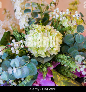 Mazzo di fiori bianchi, foglia verde in vaso di vetro. Molla di fresco bouquet. Sfondo di estate Foto Stock