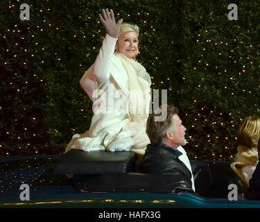 Olivia Newton-John giostre come Grand Marshal all'ottantacinquesimo Hollywood annuale parata natalizia di Hollywood di Hollywood Boulevard il 27 novembre 2016. Foto Stock