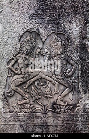 Il bassorilievo carving di Apsaras tradizionali balli presso il Prasat tempio Bayon, Angkor Thom, Siem Reap, Regno di Cambogia. Foto Stock