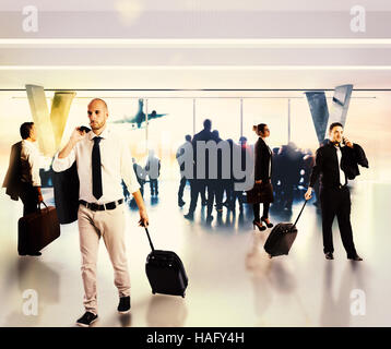 Imprenditori occupato in aeroporto Foto Stock