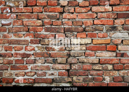Il vecchio muro di mattoni con una crepa di close-up Foto Stock
