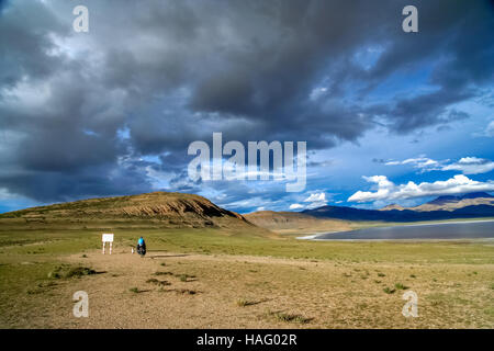 Femmina da solista ciclista sulla bicicletta nella splendida parte remota del Tibet Centrale Foto Stock