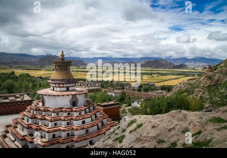 Il buddista Kumbum chorten, Palkhor monastero e la vista aerea delle mura di cinta della città Gyantse nella regione autonoma del Tibet della Cina Foto Stock