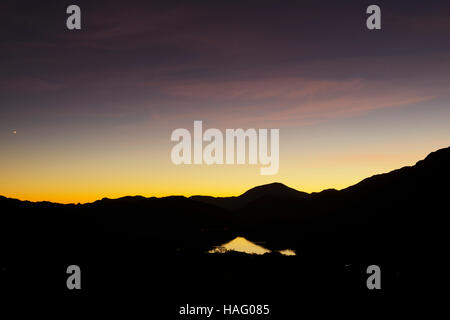Sunset over Nant Gwynant in Snowdonia, il Galles del Nord. Foto Stock