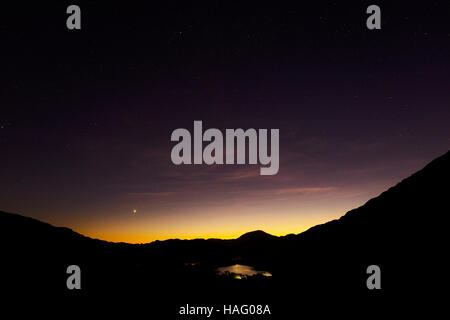 Sunset over Nant Gwynant in Snowdonia, il Galles del Nord. Foto Stock