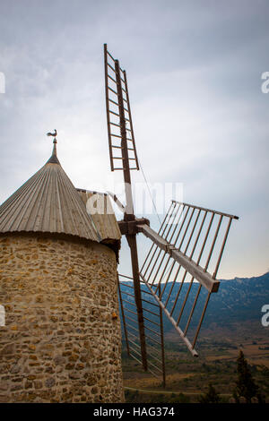 Mulino a vento in presso la panetteria di Roland Feuillas, Cucugnan, Aude, Francia Foto Stock