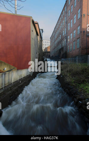 Acqua Rushimg verso il basso dalla parte superiore della strada dietro tutta la casa Foto Stock