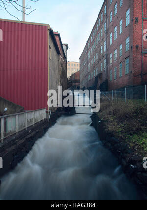 Acqua Rushimg verso il basso dalla parte superiore della strada dietro tutta la casa Foto Stock