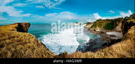 Immagine di spiaggia rocciosa sulla isola di Sumba, INDONESIA Foto Stock