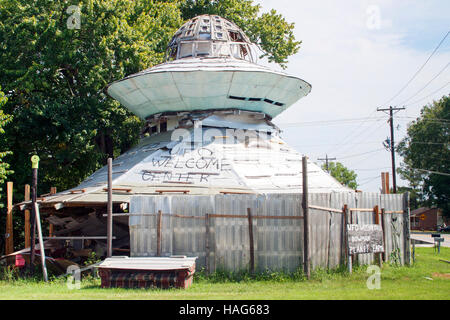 L'UFO Welcome Center di Bowman, South Carolina, una stravagante sosta lungo la strada che celebra il folklore alieno. Foto Stock