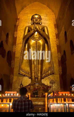 Una delle immagini di Buddha in Ananda tempio buddista della città antica di Bagan in Myanmar (Birmania). Date da 1105AD. Foto Stock