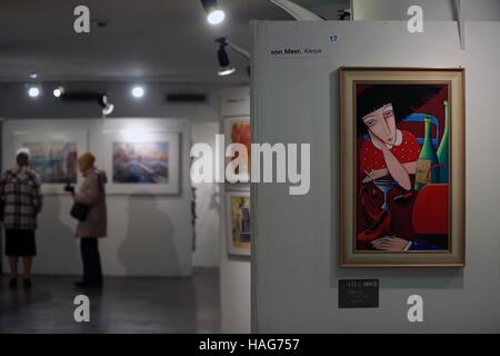 Francoforte, Germania. 29 Nov, 2014. La gente visita tecnica Mercatino di Natale a Francoforte in Germania, su nov. 29, 2014. © Luo Huanhuan/Xinhua/Alamy Live News Foto Stock