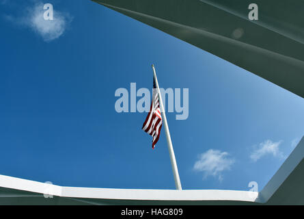 FILE - un file immagine datata 23 aprile 2015 mostra una bandiera ci sorvolano il Memoriale della USS Arizona a Pearl Harbor, Hawaii, Stati Uniti d'America. La nave è stata affondata quando il Giappone ha attaccato il porto al 07 dicembre 1941, la distruzione di una parte di noi flotta del Pacifico. Foto: Chris Melzer/dpa Foto Stock