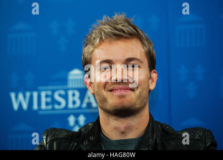 Wiesbaden, Germania. 30 Novembre, 2016. La nuova Formula 1 Campione del mondo Nico Rosberg nella foto di Wiesbaden, Germania, 30 novembre 2016. Nico Rosberg è nato a Wiesbaden, e oggi egli è stato ricevuto dal sindaco di Wiesbaden. Foto: Andreas Arnold/dpa/Alamy Live News Foto Stock