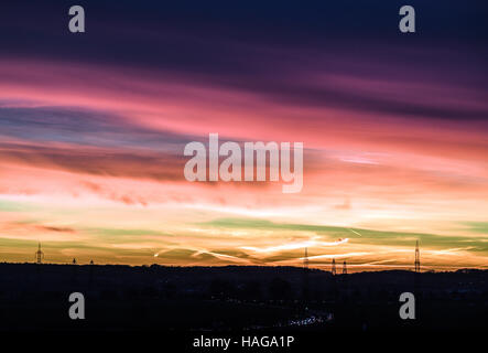 Colonia, Germania. 30 Novembre, 2016. Il sole che dipinge il cielo rosso a Colonia, Germania, 30 novembre 2016. Foto: Federico Gambarini/dpa/Alamy Live News Foto Stock