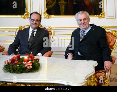 Praga, Repubblica Ceca. 30 Novembre, 2016. Il Presidente francese Francois Hollande (sinistra) incontra il Presidente ceco Zeman durante la sua visita a Praga Repubblica Ceca, Novembre 30, 2016. Credito: Michal Krumphanzl/CTK foto/Alamy Live News Foto Stock