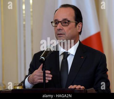 Praga, Repubblica Ceca. 30 Novembre, 2016. Il Presidente francese Francois Hollande (nella foto) partecipa a una conferenza stampa con il Presidente ceco Zeman durante la sua visita a Praga Repubblica Ceca, Novembre 30, 2016. Ceco e Presidenti francesi, Zeman e Francois Hollande, rispettivamente, hanno convenuto che i loro paesi' industria e i ministri del commercio si occuperà con il salario minimo di ceco camionisti attraversando la Francia. Credito: Michal Krumphanzl/CTK foto/Alamy Live News Foto Stock