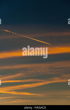 Builth Wells, Powys, Wales, Regno Unito. 30 Novembre, 2016. Sentieri di vapore da aeromobili in direzione ovest sono visti contro la colorata twilight cielo sopra il freddo paesaggio di Mynydd Epynt brughiera, sopra la piccola Welsh città mercato di Builth Wells in Powys, Wales, Regno Unito. dove la temperatura è scesa a meno 7 gradi centigradi la scorsa notte. Le temperature sono le previsioni a goccia di parecchi gradi sotto zero stasera in Galles Centrale. Credito: Graham M. Lawrence/Alamy Live News Foto Stock