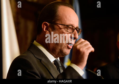 Praga, Repubblica Ceca. 30 Novembre, 2016. Il Presidente francese Francois Hollande (nella foto) partecipa a una conferenza stampa con PM ceco Bohuslav Sobotka durante la sua visita a Praga Repubblica Ceca, Novembre 30, 2016. L' Unione europea non deve essere diviso in zone geografiche hanno concordato e ha aggiunto che i paesi membri devono tenere insieme. Credito: Roman Vondorus/CTK foto/Alamy Live News Foto Stock