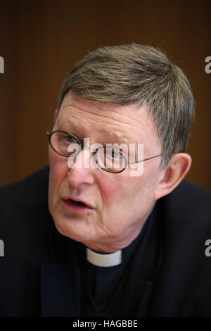 Colonia, Germania. 30 Novembre, 2016. Il cardinale di Colonia Rainer Maria Woelki parla durante un'intervista a Colonia, Germania, 30 novembre 2016. Foto: Oliver Berg/dpa/Alamy Live News Foto Stock