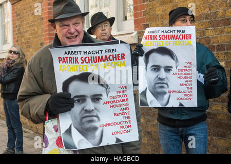 Londra, Regno Unito. Il 30 novembre 2016. La guerra di classe e altri protesta al di fuori degli uffici di Londra di Zaha Hadid Architects di Londra contro il loro direttore Patrik Schumacher la conferenza di Berlino sull'alloggiamento di Londra crisi in cui egli ha suggerito l'eliminazione di tutte le forme di edilizia sociale e per la privatizzazione di tutto lo spazio pubblico della città. La sua lezione di Berlino è stata soddisfatta con la prenotazione e le sue opinioni sono state ampiamente disconosciuto da architetti e politici compresi in una lettera aperta da Zaha Hadid Architects. Credito: Peter Marshall / Alamy Live News Foto Stock