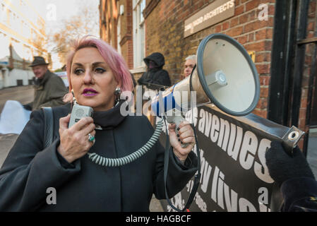 Londra, Regno Unito. Il 30 novembre 2016. La guerra di classe e altri protesta al di fuori degli uffici di Londra di Zaha Hadid Architects di Londra contro il loro direttore Patrik Schumacher la conferenza di Berlino sull'alloggiamento di Londra crisi in cui egli ha suggerito l'eliminazione di tutte le forme di edilizia sociale e per la privatizzazione di tutto lo spazio pubblico della città. La sua lezione di Berlino è stata soddisfatta con la prenotazione e le sue opinioni sono state ampiamente disconosciuto da architetti e politici compresi in una lettera aperta da Zaha Hadid Architects. Credito: Peter Marshall / Alamy Live News Foto Stock