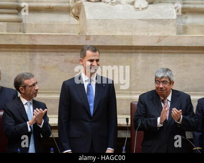 Lisbona, Portogallo. 30 Novembre, 2016. Re spagnolo Filipe VI (C) è visto al parlamento portoghese a Lisbona, la capitale del Portogallo, su nov. 30, 2016. Il Portogallo e la Spagna devono lavorare insieme per consolidare il risanamento delle economie di entrambi i paesi, re spagnolo Filipe vi ha detto Mercoledì. Credito: Zhang Liyun/Xinhua/Alamy Live News Foto Stock