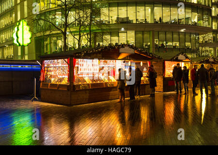 Municipio e più London, Londra, Regno Unito, 30 novembre 2016. L'annuale Mercato di Natale, questo anno chiamato 'Natale dal fiume", caratteristiche bancarelle ed eventi intorno al Municipio, più London, London Bridge Pier e l'Hays Galleria. Si va dal 30 novembre 2016 al 3 gennaio 2017. Credito: Imageplotter News e sport/Alamy Live News Foto Stock